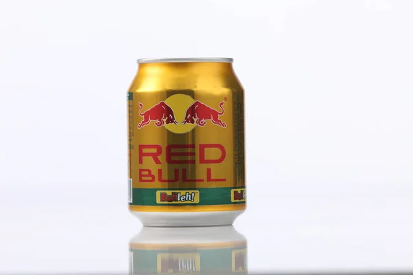 Red bull guld färg aluminium kan — Stockfoto