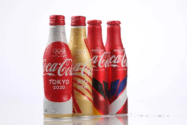 Coca cola nápoj v lahvích — Stock fotografie