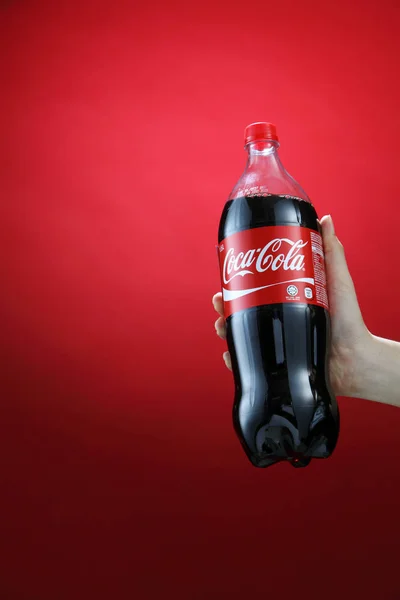 Hand holds Coca-Cola — Stock Photo, Image