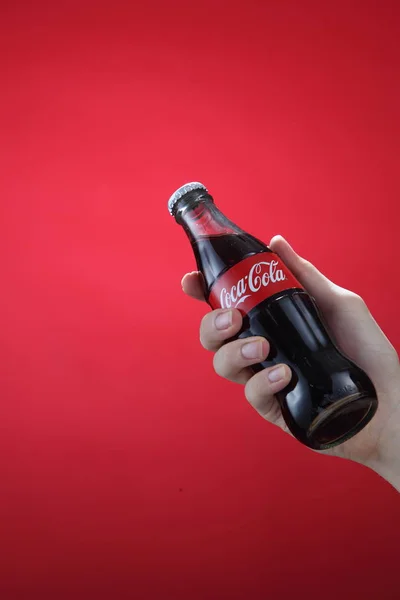 Бутылка кока-колы в руке — стоковое фото