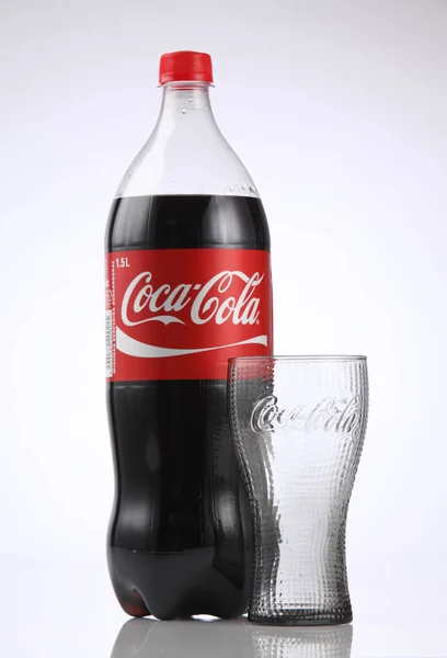 可口可乐饮料瓶中 — 图库照片