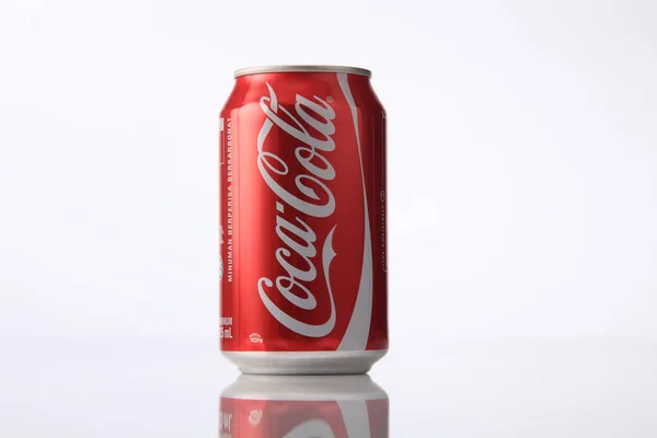 Coca cola drink in can — Stock Photo, Image