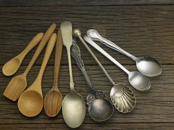Variedad de cucharas en la mesa — Foto de Stock
