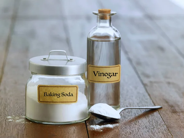 Bakpulver med vit vinäger — Stockfoto