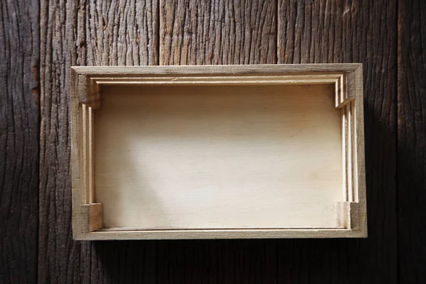 Caisse vide sur la table — Image Caisse vide sur la table Photos De Stock Libres De Droits