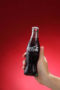 El tutma şişe Coca-Cola