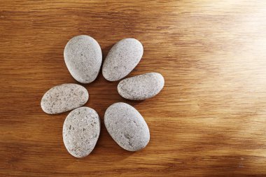 Spa taşlar masada