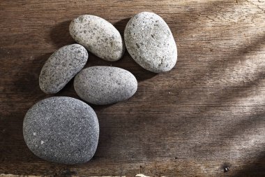 Spa taşlar masada