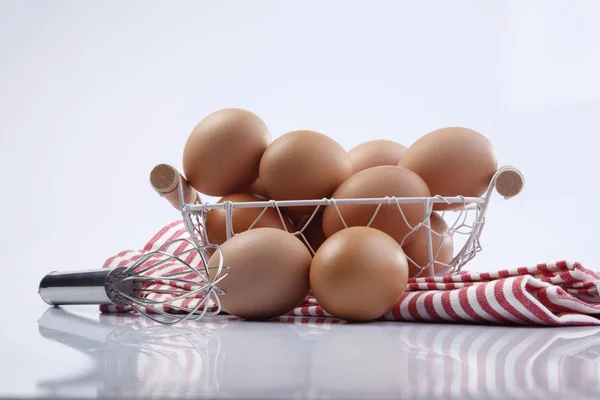 Mandje met eieren en Garde — Stockfoto