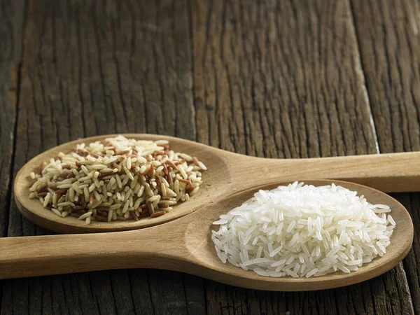 V lžíce syrové rýže — Stock fotografie