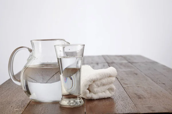 Vatten tillbringare med glas — Stockfoto
