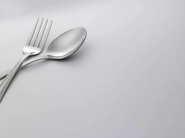 Lepel en vork op tafel — Stockfoto