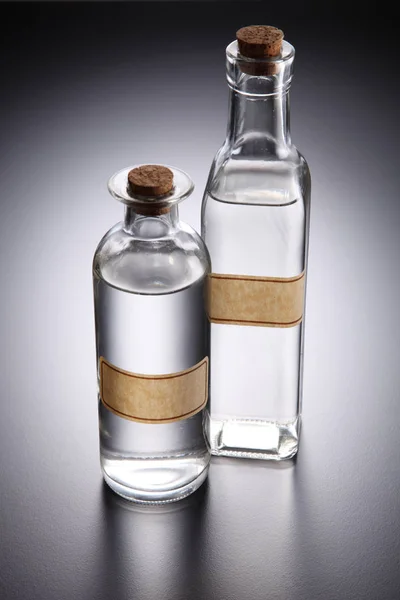 Бутылки прозрачной жидкости — стоковое фото
