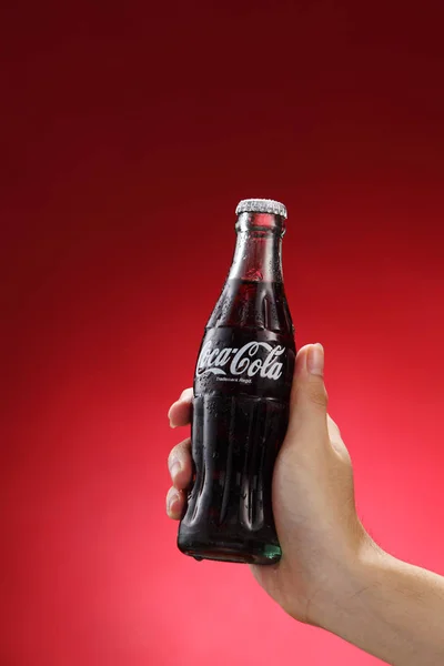 Kézi üzem üveg Coca-Cola — Stock Fotó