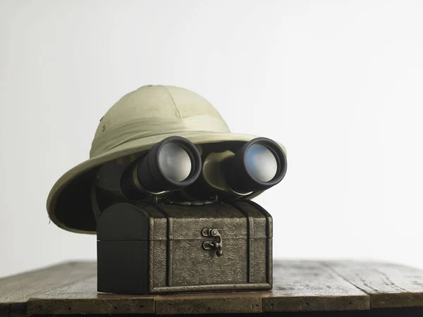 Old colonial hat and binoculars — Stock Photo, Image