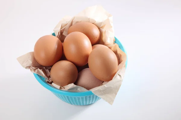 Κοτόπουλο αυγά στο καλάθι — Φωτογραφία Αρχείου