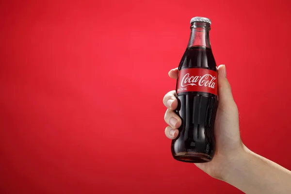 Coca-Cola fles hand bedrijf — Stockfoto