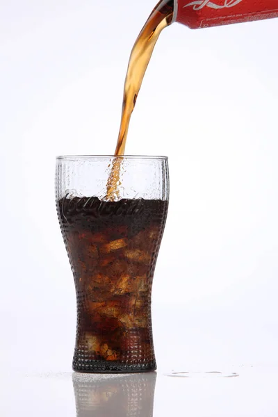 Gieten coca cola in het glas — Stockfoto