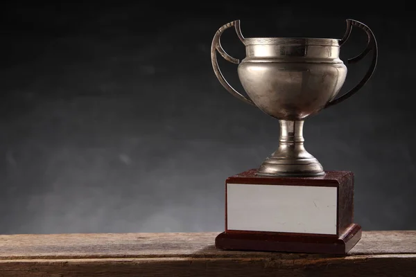 Спортивный трофей на столе — стоковое фото