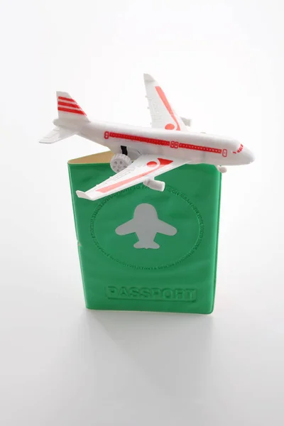 Passaporte com avião de brinquedo — Fotografia de Stock