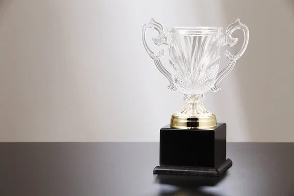 Troféu de esportes na mesa — Fotografia de Stock