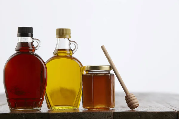 Siirapit pulloissa ja hunajassa — kuvapankkivalokuva