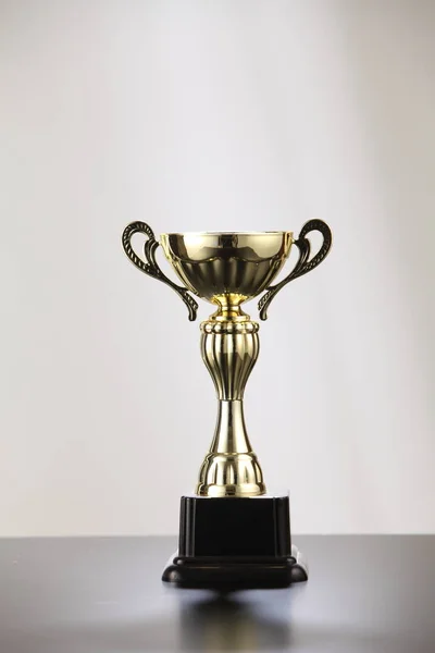 Sport trophy op tafel — Stockfoto