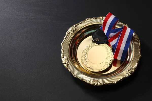 Спортивная медаль в лотке — стоковое фото