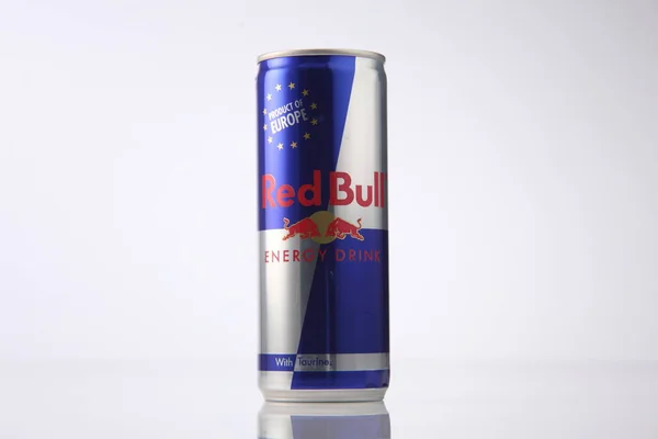 Red bull aluminium może — Zdjęcie stockowe