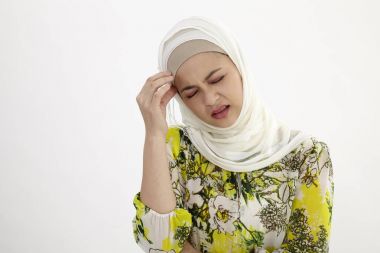 Malay kadın korkunç bir baş ağrısı acı