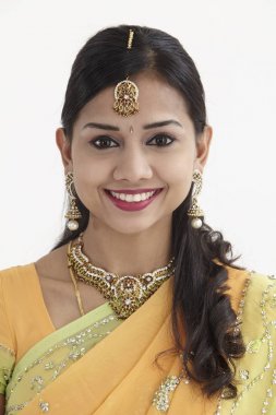 Yüz sıcak samimi gülümseyerek kameraya bakıyor güzel bir genç kadının portresi kapatın  