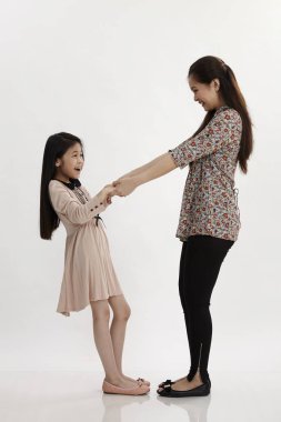 Anne ve kızı birbirlerine studio poz çekerek