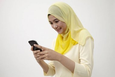 akıllı telefon kullanarak konuşmayı kadın