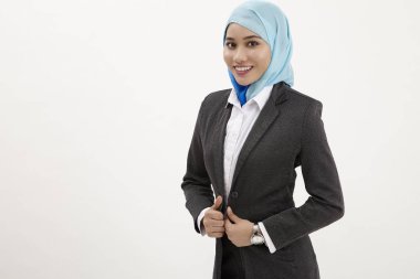 Malay kameraya kendine güvenen ile seyir tudung kadınla 