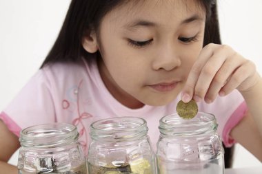 küçük paralar ile üç kaydetme kavanoz