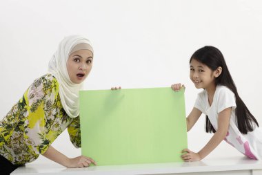 Anne ve kızı afişini holding