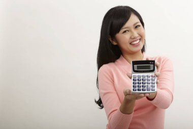 hesap makinesi görünümünü gösteren malay kadın