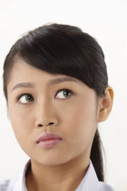 beyaz zemin üzerine düşünceli Asyalı