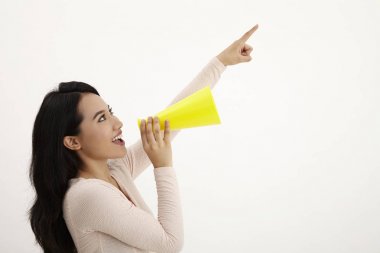 beyaz zemin üzerine sarı megafon kullanan malay kadın 