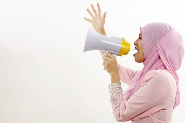 beyaz izole bir açıklama yapma bir megafon içine malay bilen bir kadın