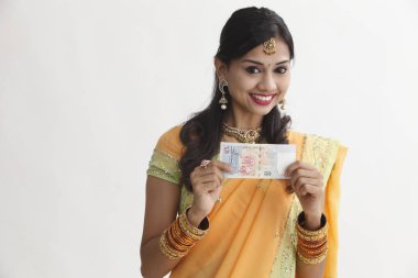 Singapur nakit notlar tutarak sari Hintli kadın
