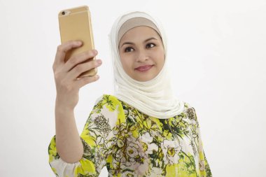 selfie yapma tudung giyen malay kadın