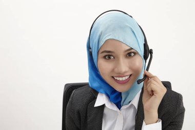 Beyaz arka plan üzerinde poz tudung giyen malay resepsiyonist 