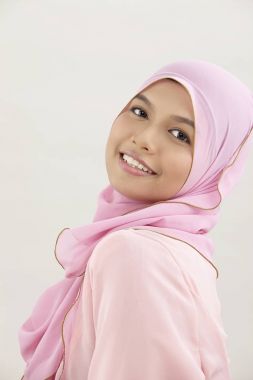 Kameraya bakarak tudung ile mutlu malay kadın