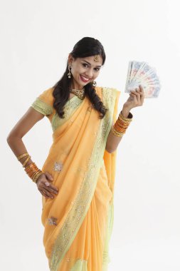 Singapur nakit notlar tutarak sari Hintli kadın