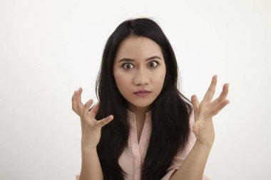 açık iki eliyle kızgın malay kadın