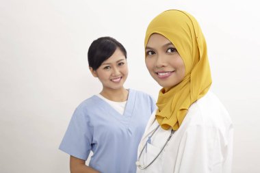 Asyalı hemşire ve doktor beyaz zemin üzerine