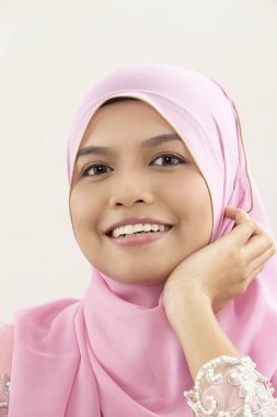 Kameraya bakarak tudung ile Malay kadın yakın çekim