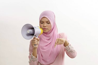 beyaz izole bir açıklama yapma bir megafon içine malay bilen bir kadın