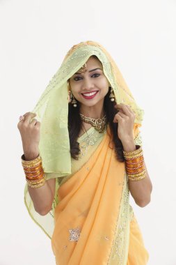 Geleneksel giyim kapak'eşarp ile Hint kadın